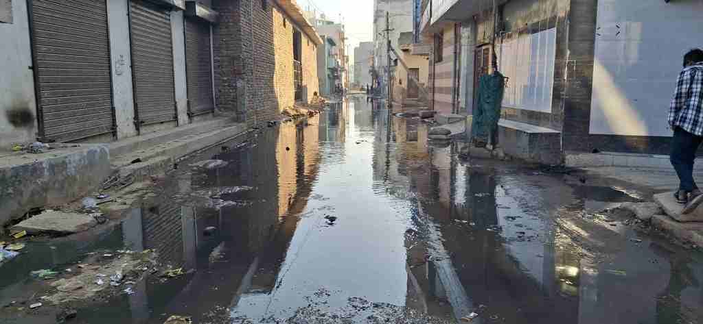 The problem of sewer overflow is not being resolved in Dharm Vihar Colony