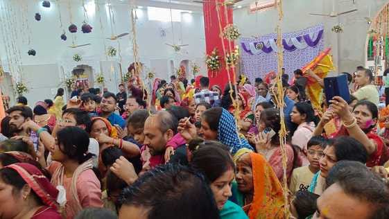 There was a huge crowd of people in the Shyam temples of the city on Falgun Ekadashi