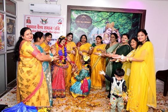 Radha Krishna's tableau was taken out and gulal was applied
