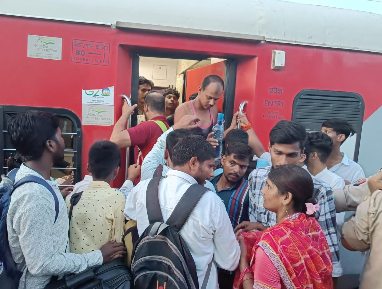 Trains are full on Holi, passengers are facing problems