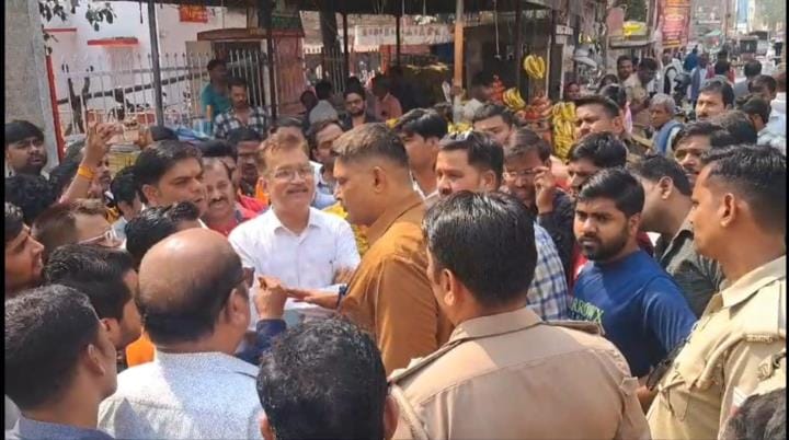 Two parties clashed over building a wall on the pavement, case filed