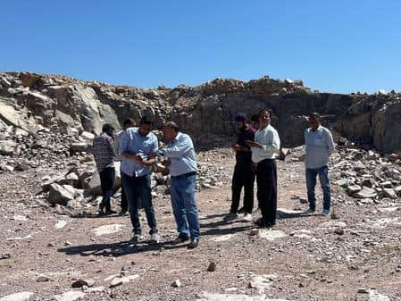 क्रेशर खदान पर कार्यवाही करता जिला प्रशासन