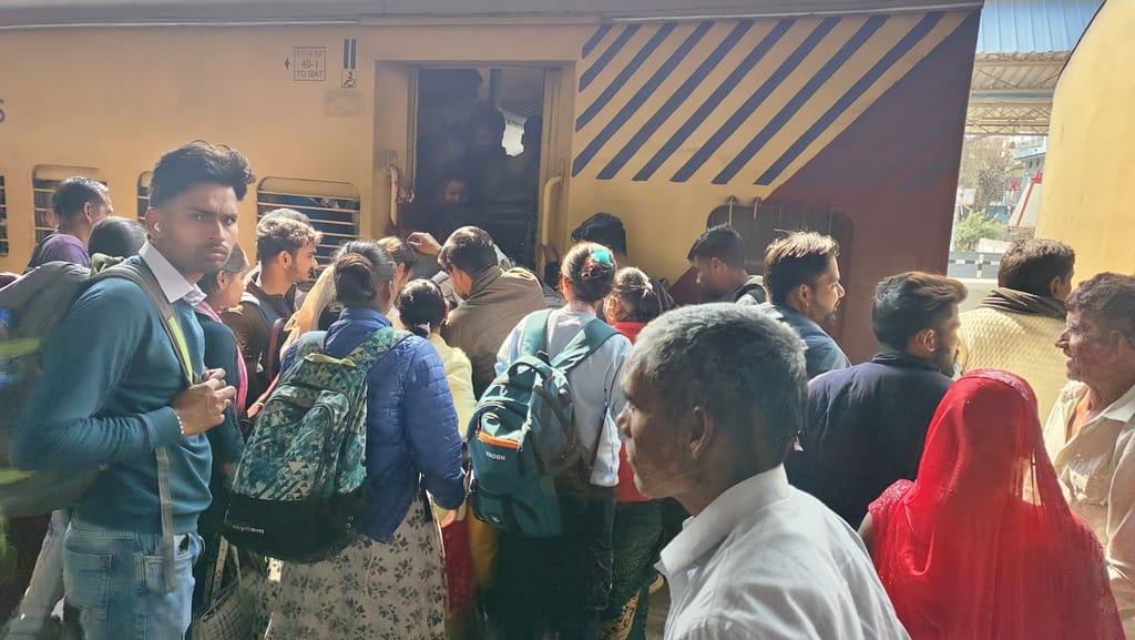 Trains are not increased... Passengers are troubled during the festival
