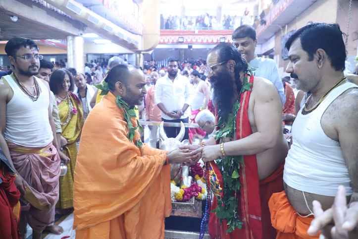 Two saints met at Mahakal temple, Akhada Parishad President and Mahamandleshwar Uttam Swami visited Mahakal