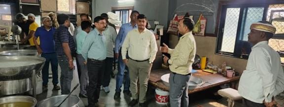 The food team seized 14 quintals of pulses and 377 liters of milk