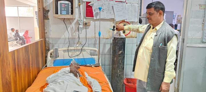 Oxygen pipe broke, patient dependent on cylinder