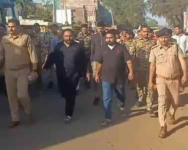 पुलिस ने आरोपियों को निकाला जुलूस