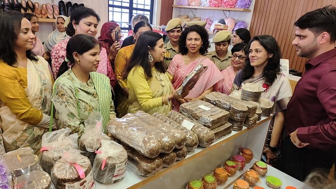 Women Got A Platform To Sell Their Products - Lakhimpur Kheri News - Lakhimpur Kheri News:महिलाओं को उत्पाद बेचने के लिए मिला प्लेटफार्म