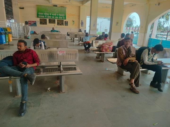 Passengers troubled due to route diversion... The rush increased due to cancellation of trains