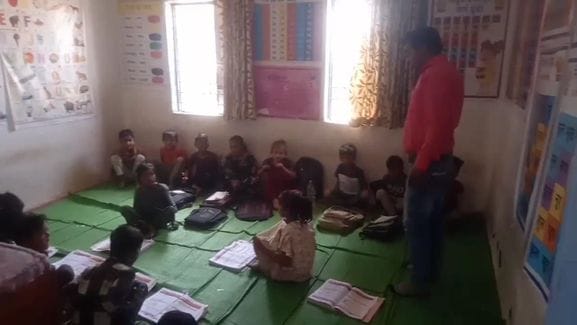 सीहोर। पंचायत भवन में लग रहा है स्कूल
