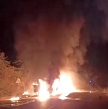 Sirohi News trailer loaded with iron reels caught fire driver and cleaner saved their lives by jumping