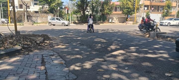 Zebra crossings are not made, vehicles reach the middle of the road