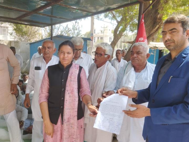 Farmers protest against crop insurance scam