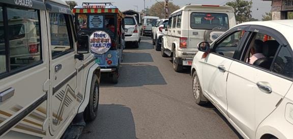 Traffic jam in the city is spoiling the colors of Holi