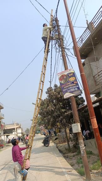 No safety equipment... Electric workers are working risking their lives