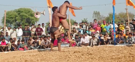 Kanpur's Abhinayak defeated Haryana's Sagar wrestler with Dhobi Pachhad move