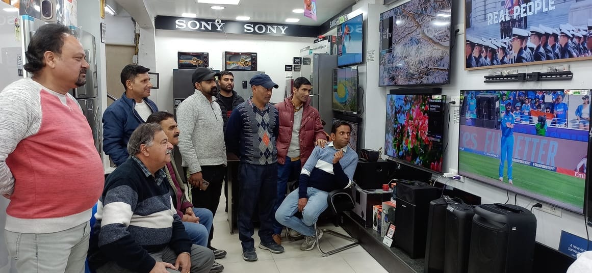 After Team India's victory in the Champions Trophy, the cricket lovers of the district danced a lot and burst a lot of crackers