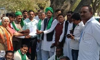 The arrest of farmers in the name of recovery of dues should be stopped