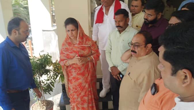 कार्रवाई पर नाराजगी जाहिर करतीं विधायक गायत्री राजे पवार।