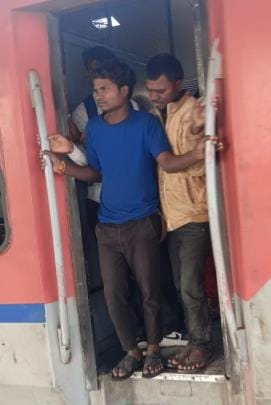 Passengers travelled standing in the train in the desire to reach home on Holi