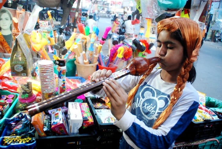 Entrepreneurs played Holi, artists created a stir