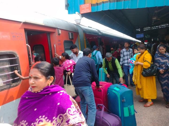 In a hurry to reach home for Holi... a fight for seats in trains