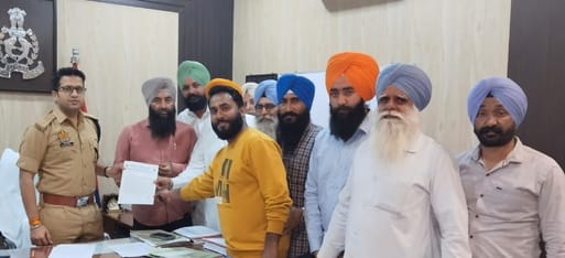 People of Sikh community met ASP and accused him of bias