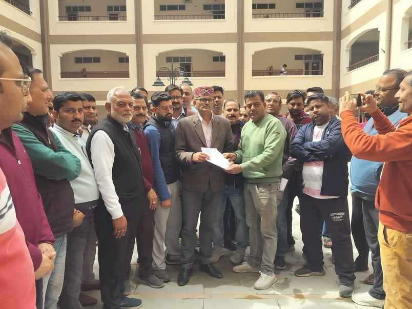 Traders protested against shifting of Sujanpur bus stand