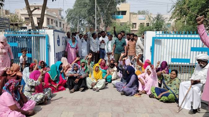 Due to water not being drained, a sit-in was held for three hours at the gate of the Public Health Department