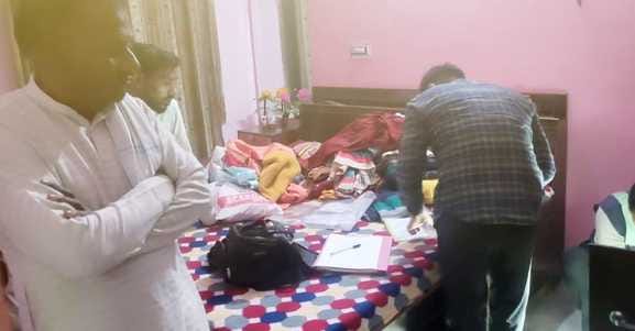 Former Pradhan's daughter-in-law was held hostage and jewelry and cash were looted