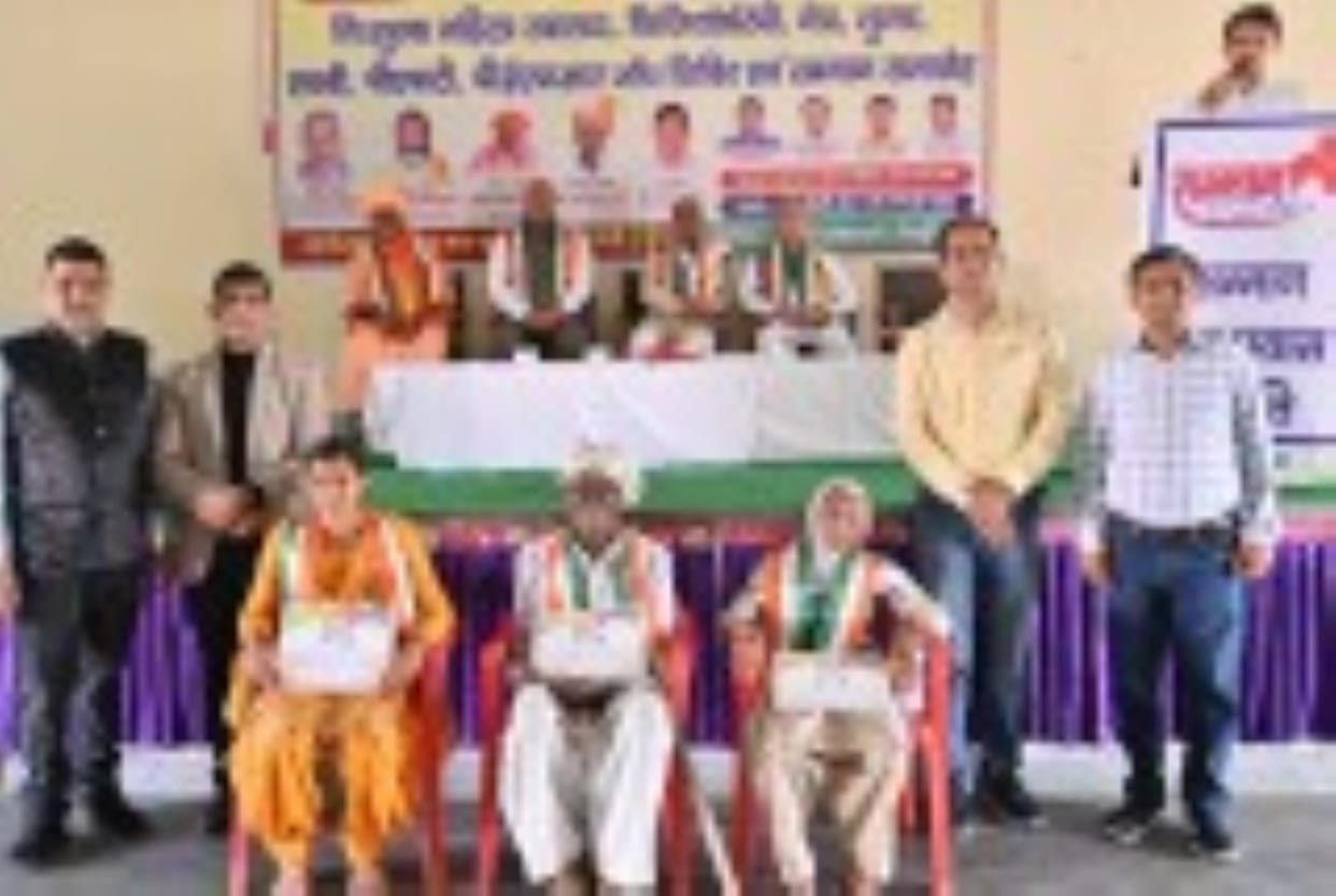 The oldest Ramdevi and Jaynarayan Nambardar were honored in Riwadikhera