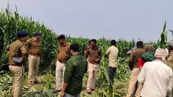 घटनास्थल पर जांच करती पुलिस
