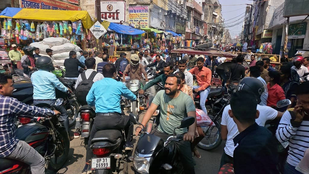 Crowd increased in the market for Holi shopping, people stuck in traffic jam