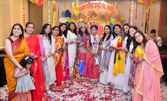 Celebrated Rangotsav by playing Holi with flowers