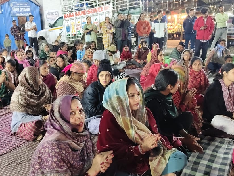 Devotees danced to the hymns of the mother in Jwalamukhi