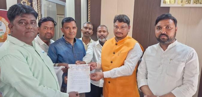 The Minister of State reached Kishani and met the sanitation workers
