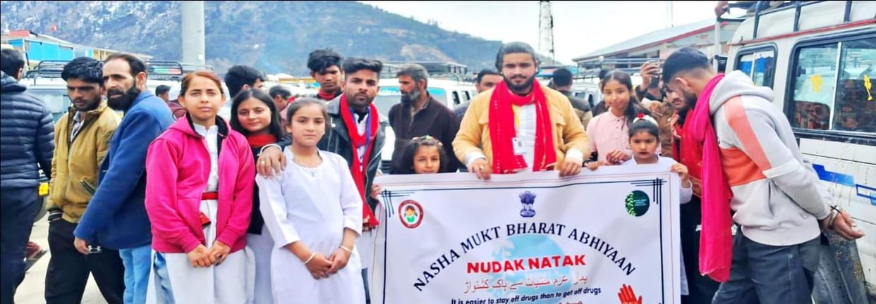 Students gave the message of staying away from drugs through street play