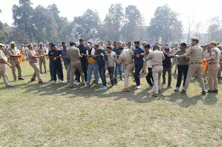 Mock drill: Police practiced in front of IG, drove away rioters