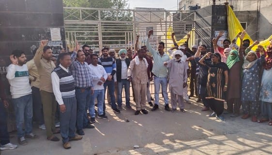 Employees suspended work for using abusive language against the municipal secretary