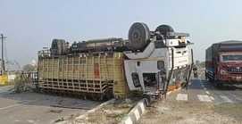 A Mini Truck Loaded With Gas Cylinders Overturned - Shamli News ...