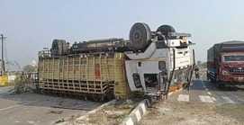 A mini truck loaded with gas cylinders overturned