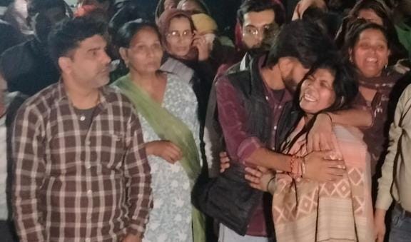 The body of the kidnapped girl was found in Banur, the family surrounded the police station, the mother caught the SHO by the collar