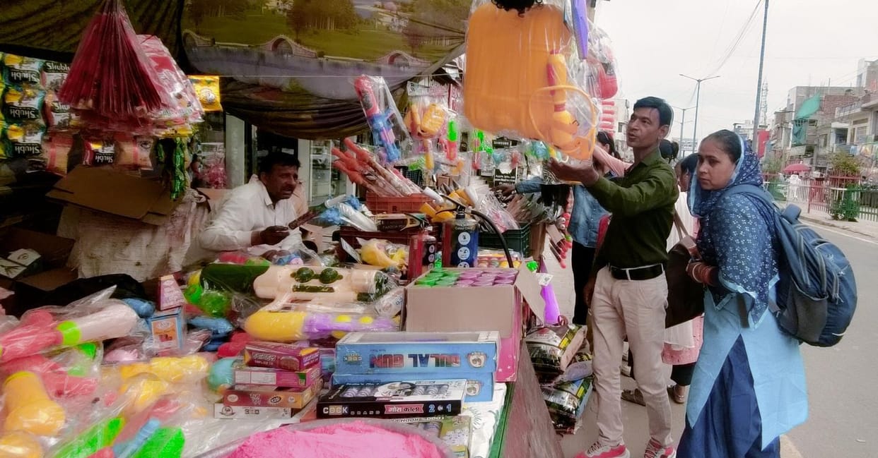 Modi-Yogi pichkari and Jaipur's gulaal decorated the market