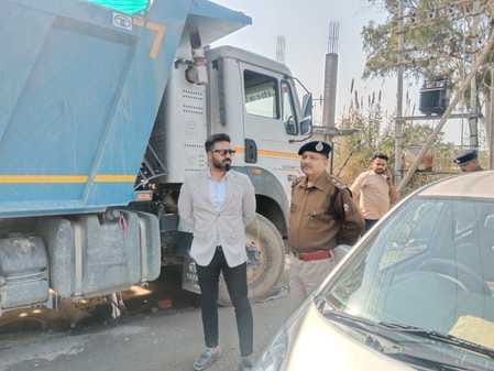 Deputy Commissioner inspected Swan River, three tippers seized, fine of Rs 75000