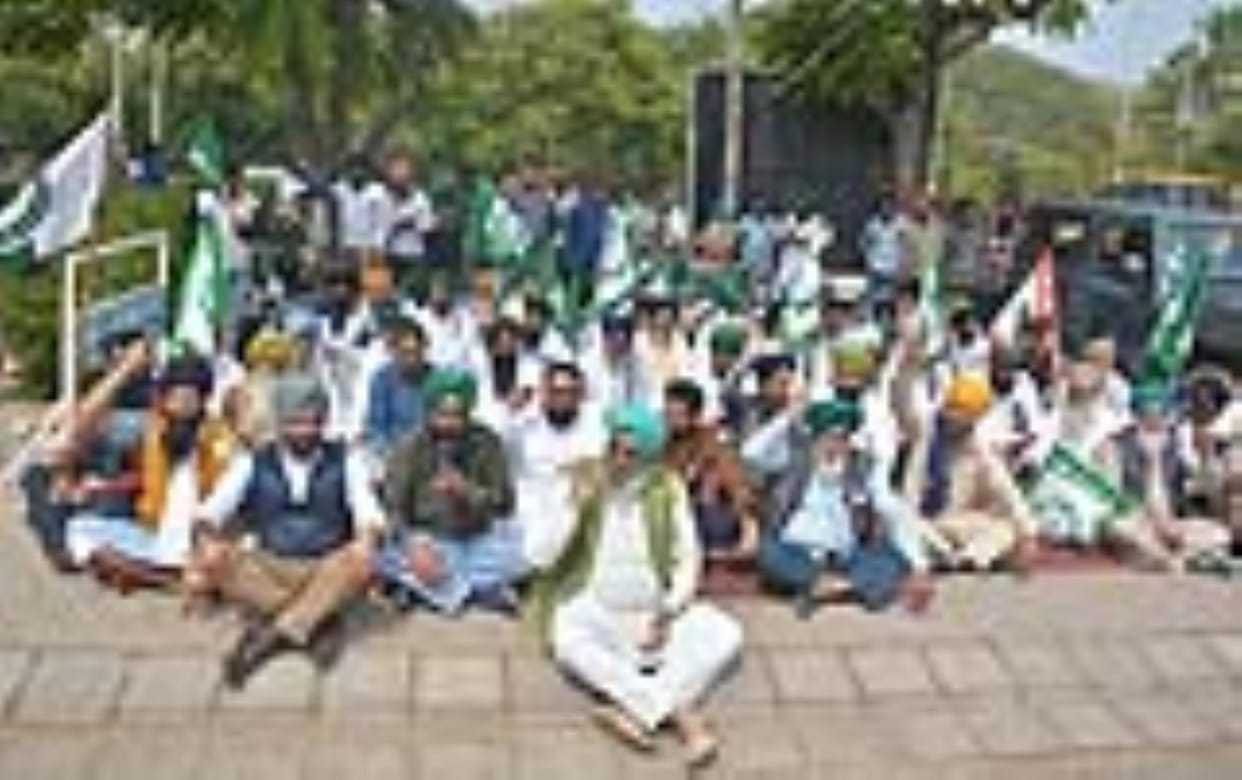 Protest at MLA's residence for three hours, farmers adamant on MSP guarantee