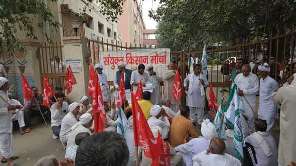 Farmers insisted on the demand for compensation and crop insurance