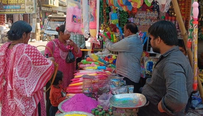 People thronged the market, shopping continued till late night