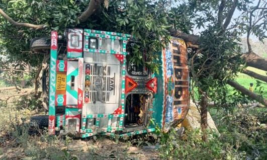 Uncontrolled truck overturned, two injured