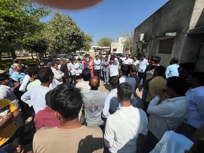 Chittorgarh News: चित्तौड़ डेयरी में वेतन बढ़ोतरी को लेकर बवाल, ठेका श्रमिकों ने काम छोड़कर किया विरोध