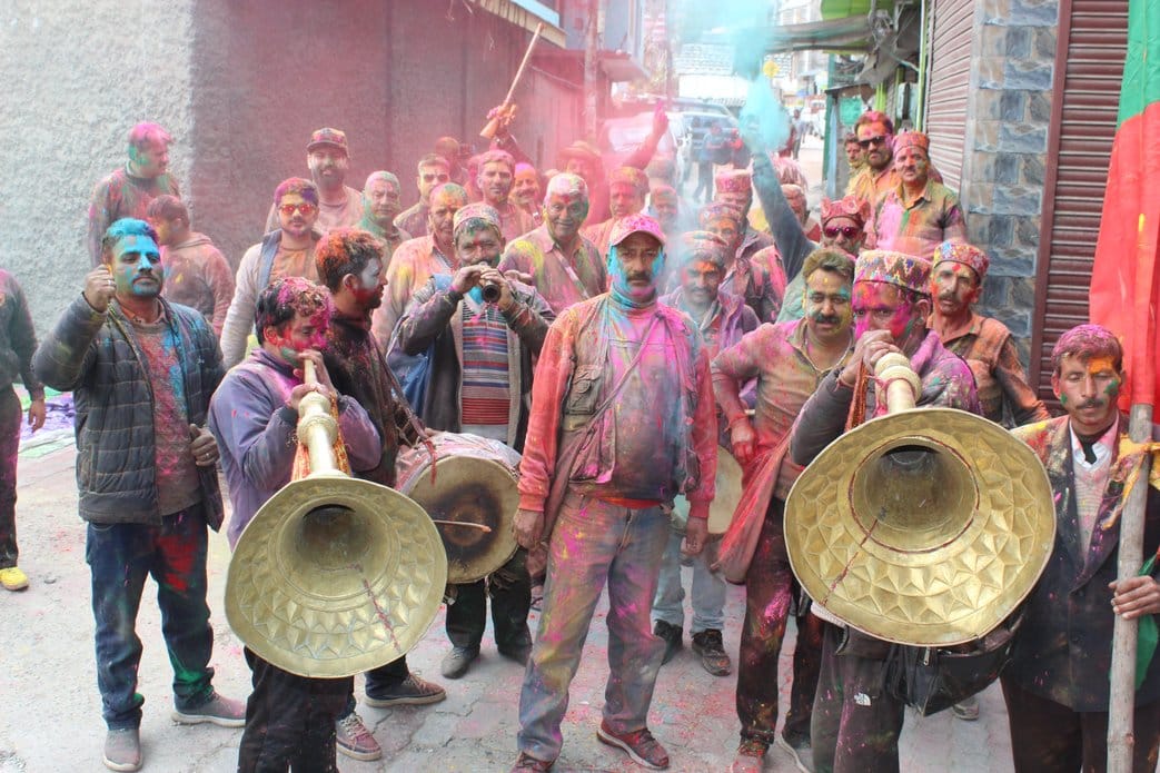 Raghunath's city was immersed in the celebration of Holi, groups came out with drums